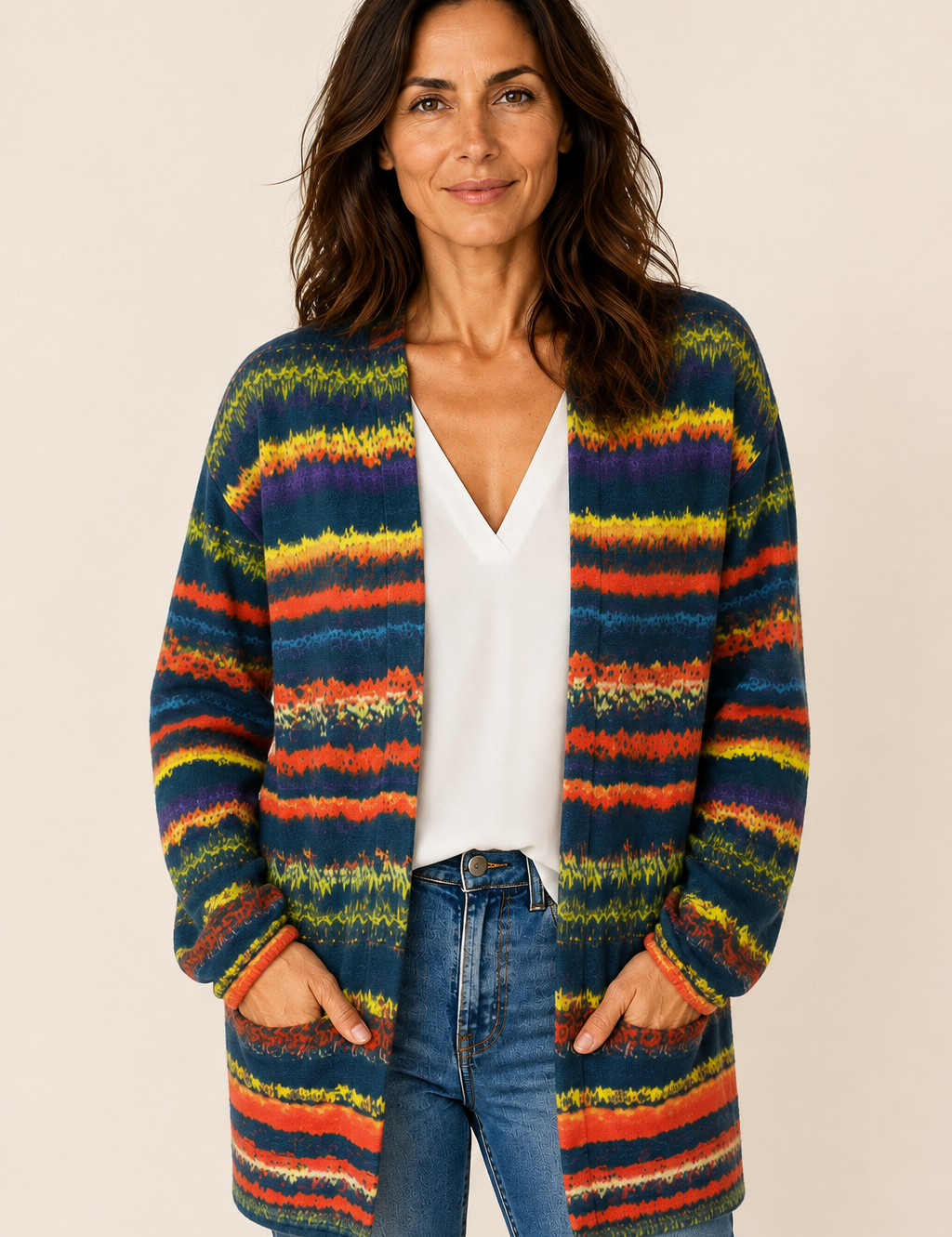 Nadia mehrfarbiger offener Strickcardigan an reifer Frau auf warmem beigem Hintergrund