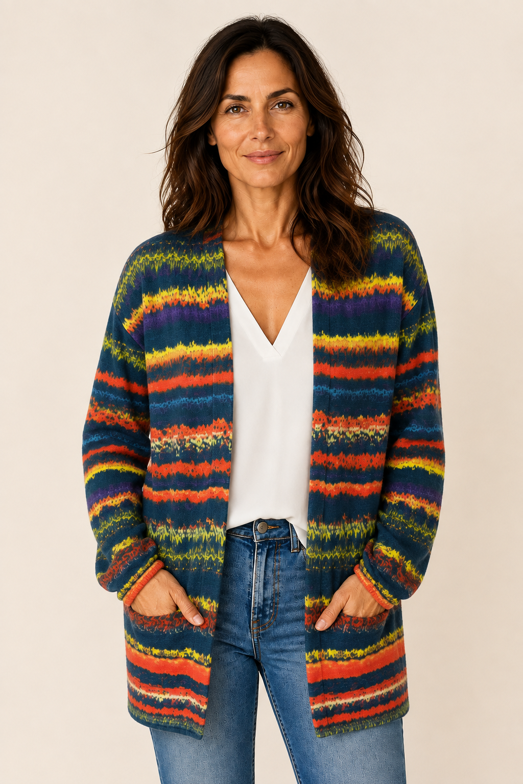 Nadia mehrfarbiger offener Strickcardigan an reifer Frau auf warmem beigem Hintergrund