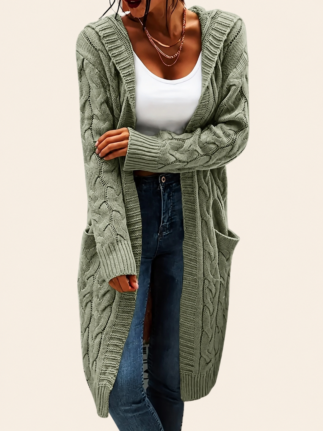 Navya | Damen lässig Cardigan – warmbeiger Studiohintergrund