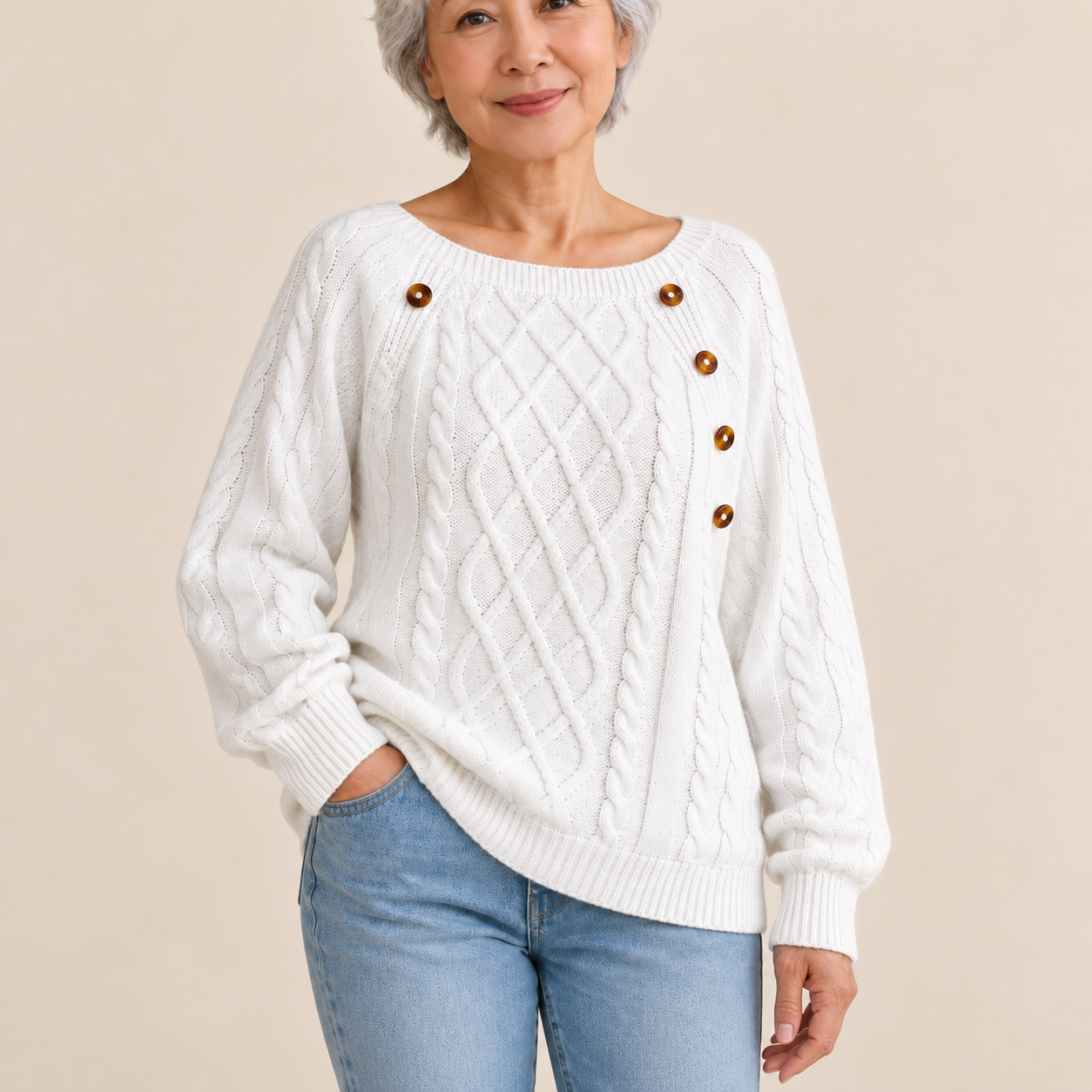 Neppari Pullover – Weiß – Detail – vollständige Ansicht am Model