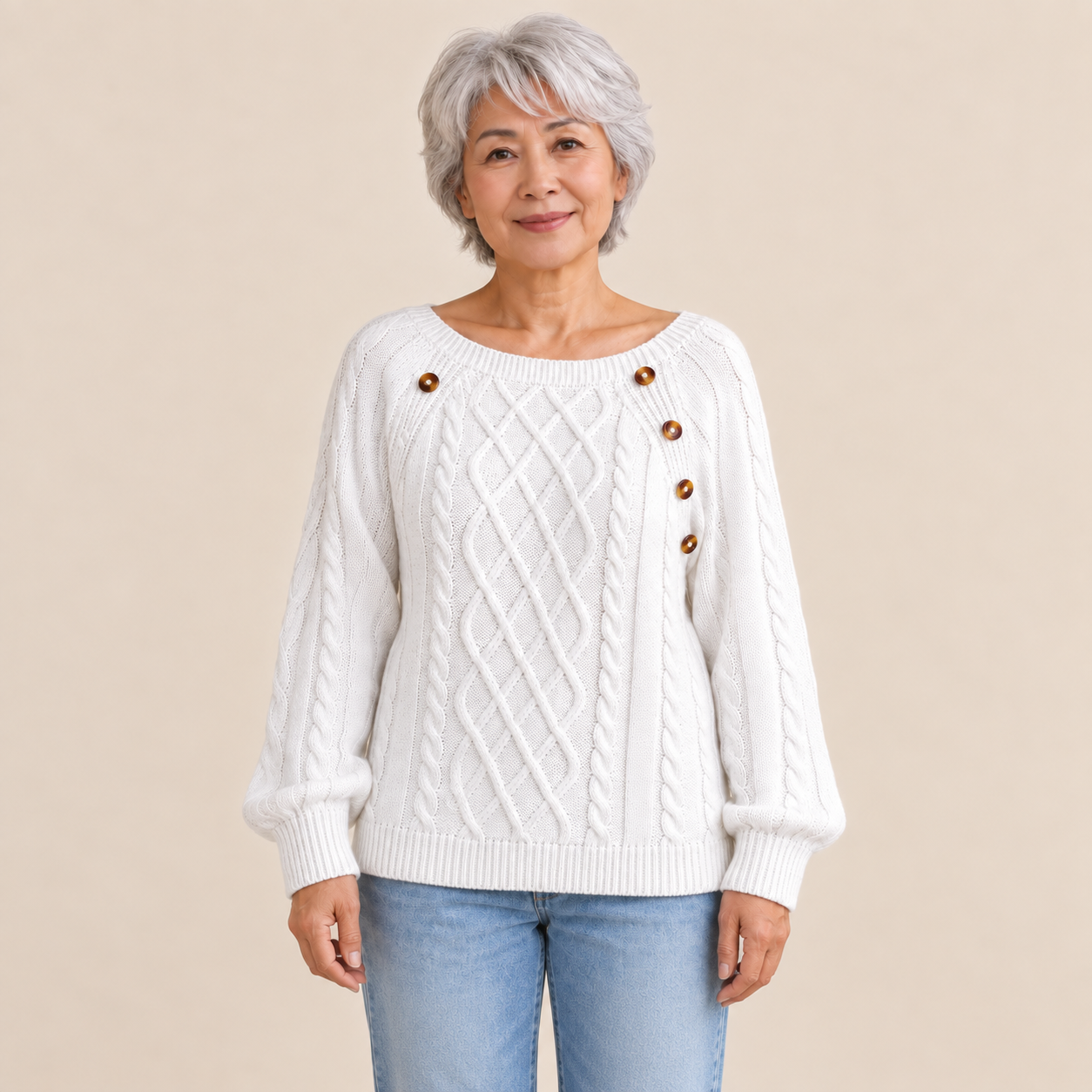 Neppari Pullover – Weiß – Frontalansicht – vollständige Ansicht am Model