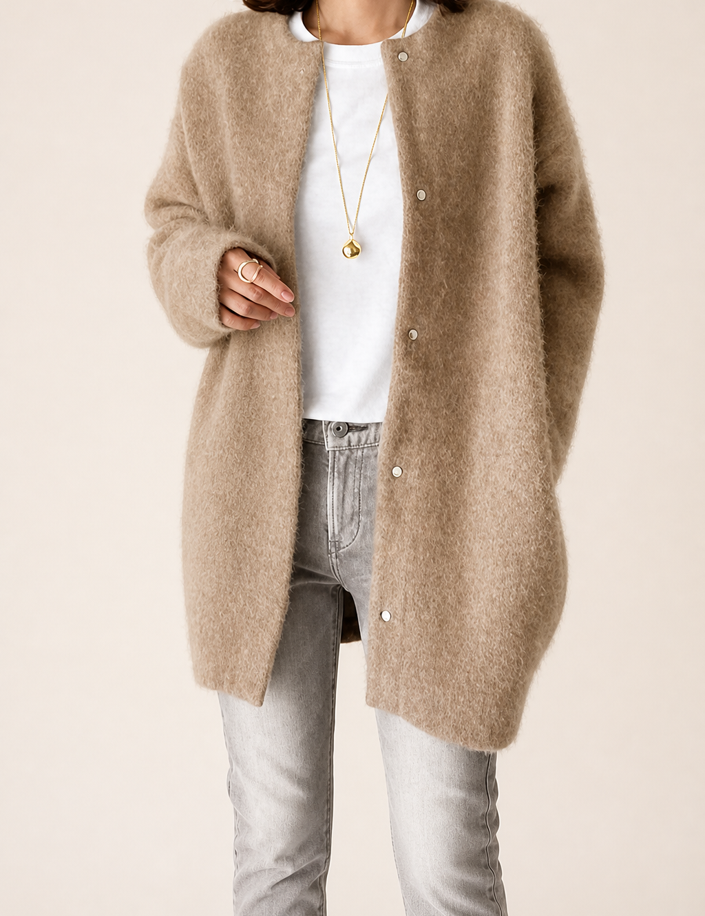 Noemi lange beige Strickjacke auf warmem beigem Hintergrund