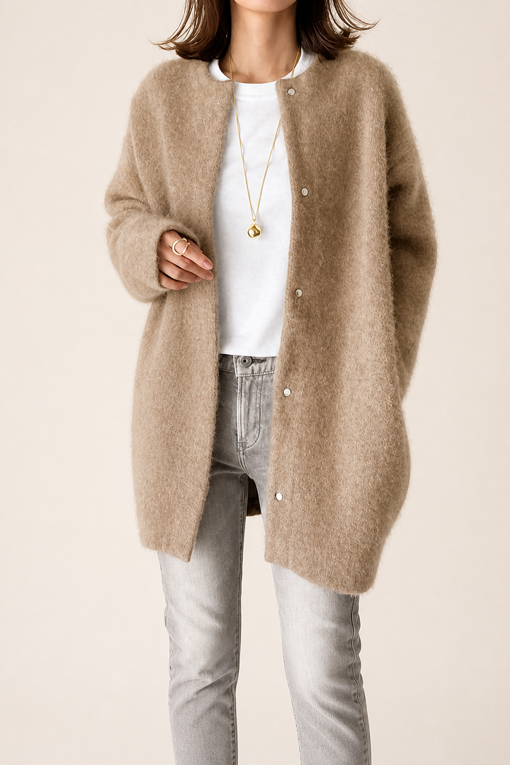 Noemi lange beige Strickjacke auf warmem beigem Hintergrund