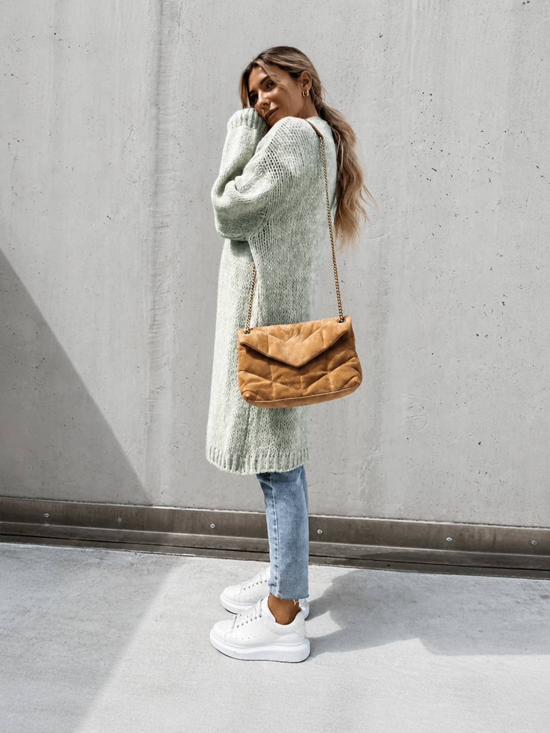 Oana cardigan lung gri, vedere din spate trei sferturi