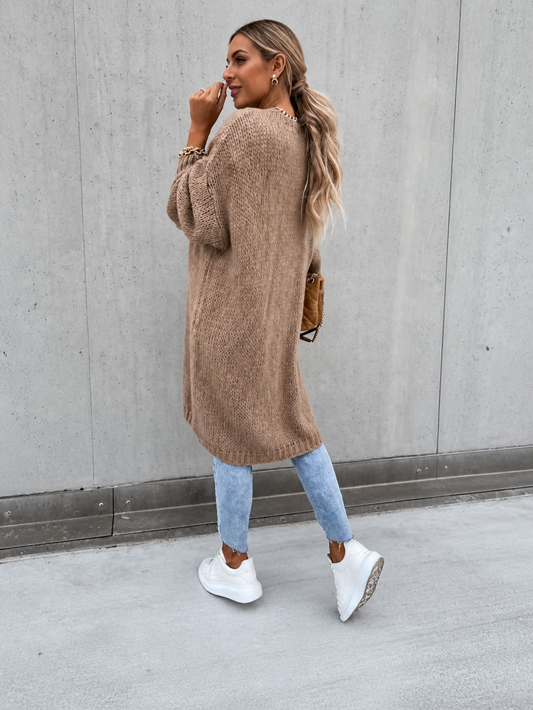 Oana cardigan lung khaki, vedere din spate trei sferturi