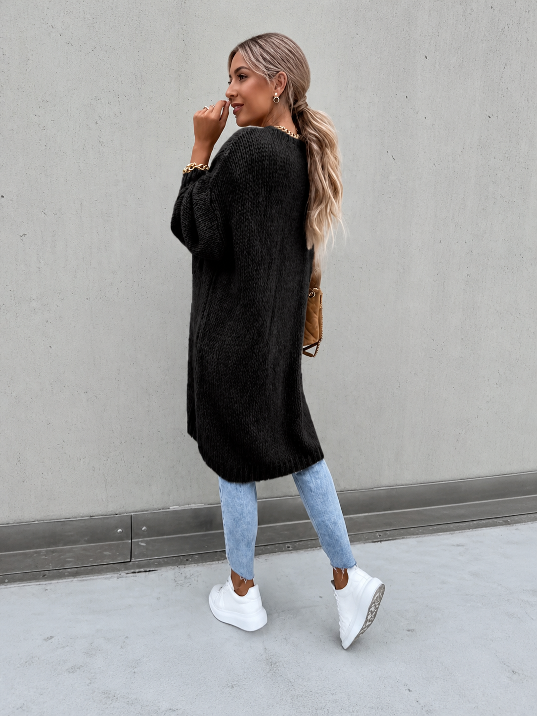 Oana cardigan lung negru, vedere din spate trei sferturi