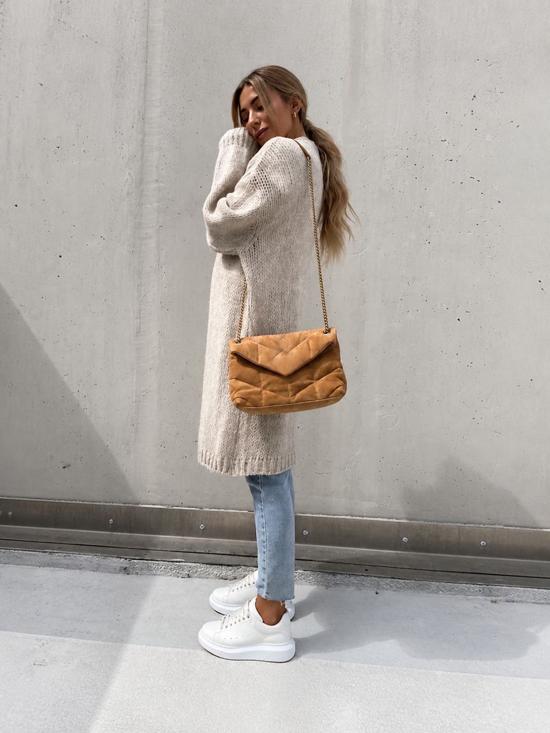 Oana cardigan lung taupe, vedere din spate trei sferturi