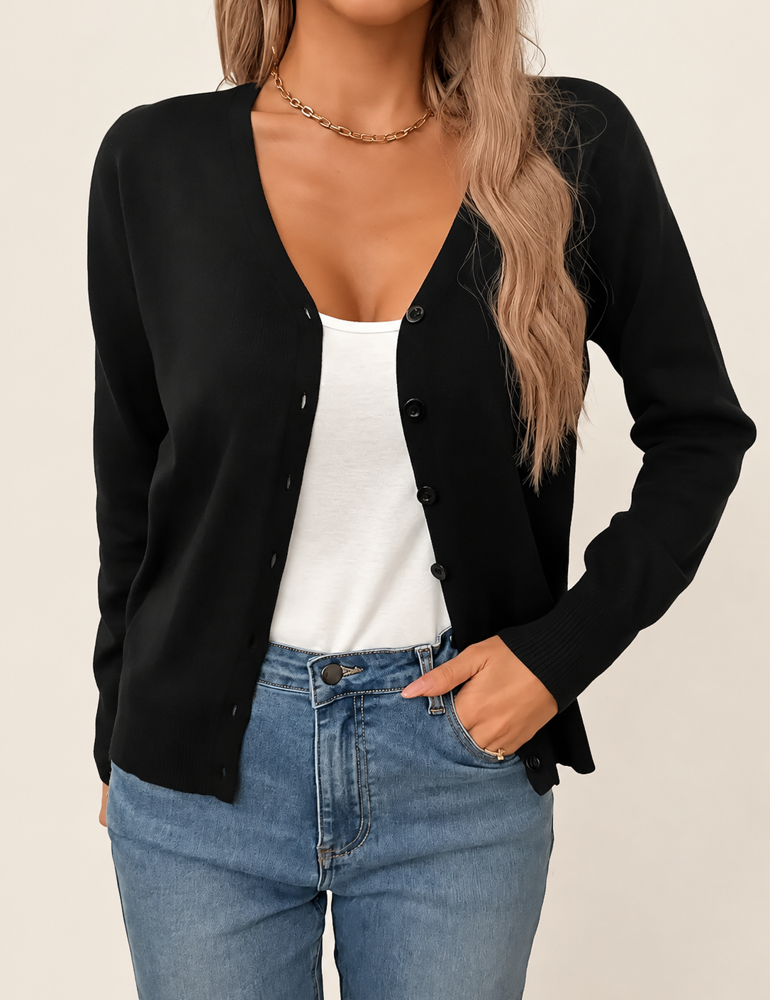 Odele minimalistischer schwarzer Cardigan auf warmem beigem Hintergrund
