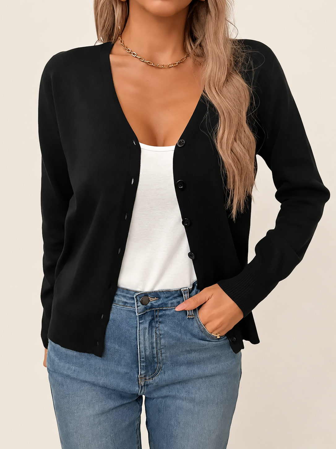 Odele minimalistischer schwarzer Cardigan auf warmem beigem Hintergrund