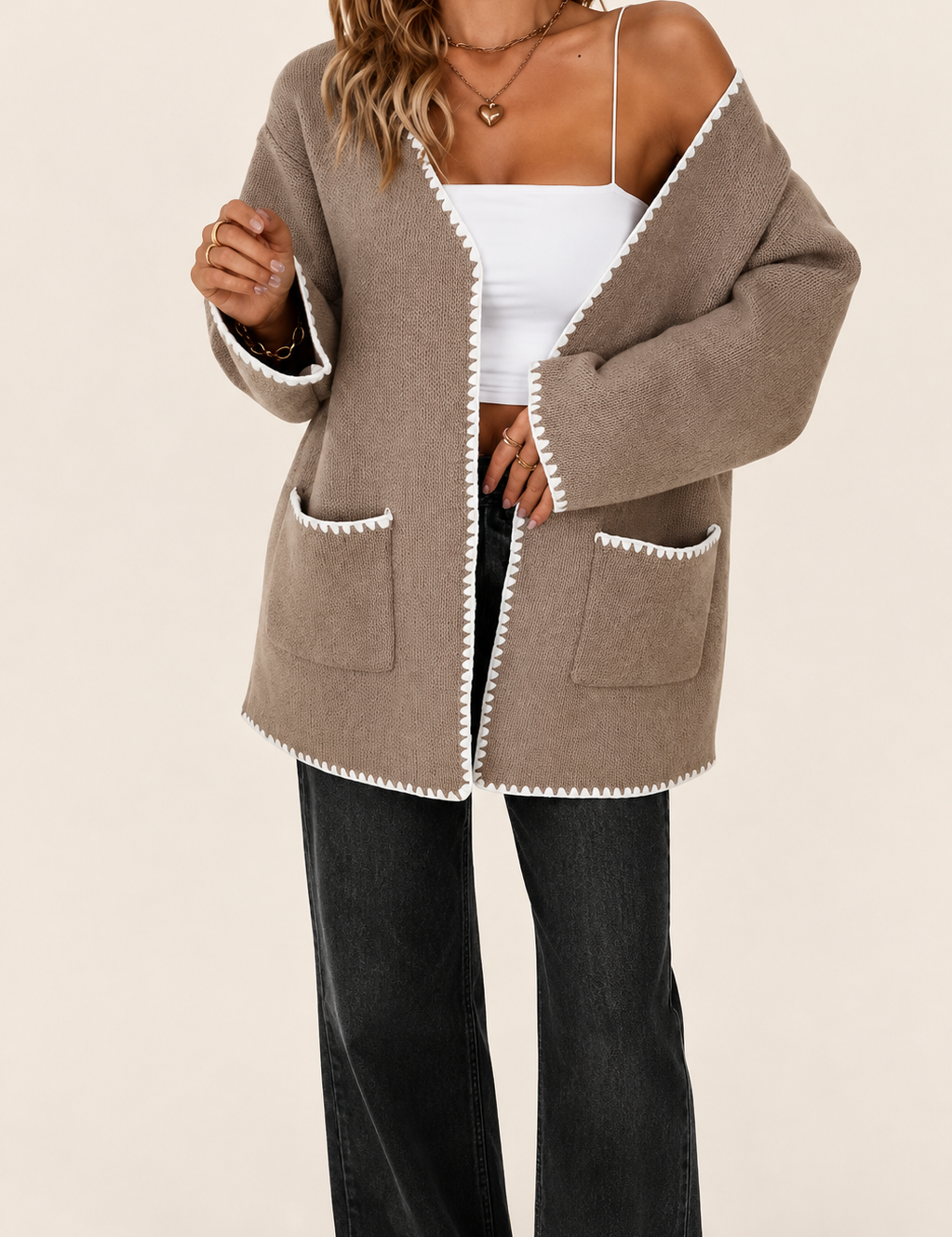 Taupefarbener offener Cardigan mit Taschen auf warmem beigem Hintergrund