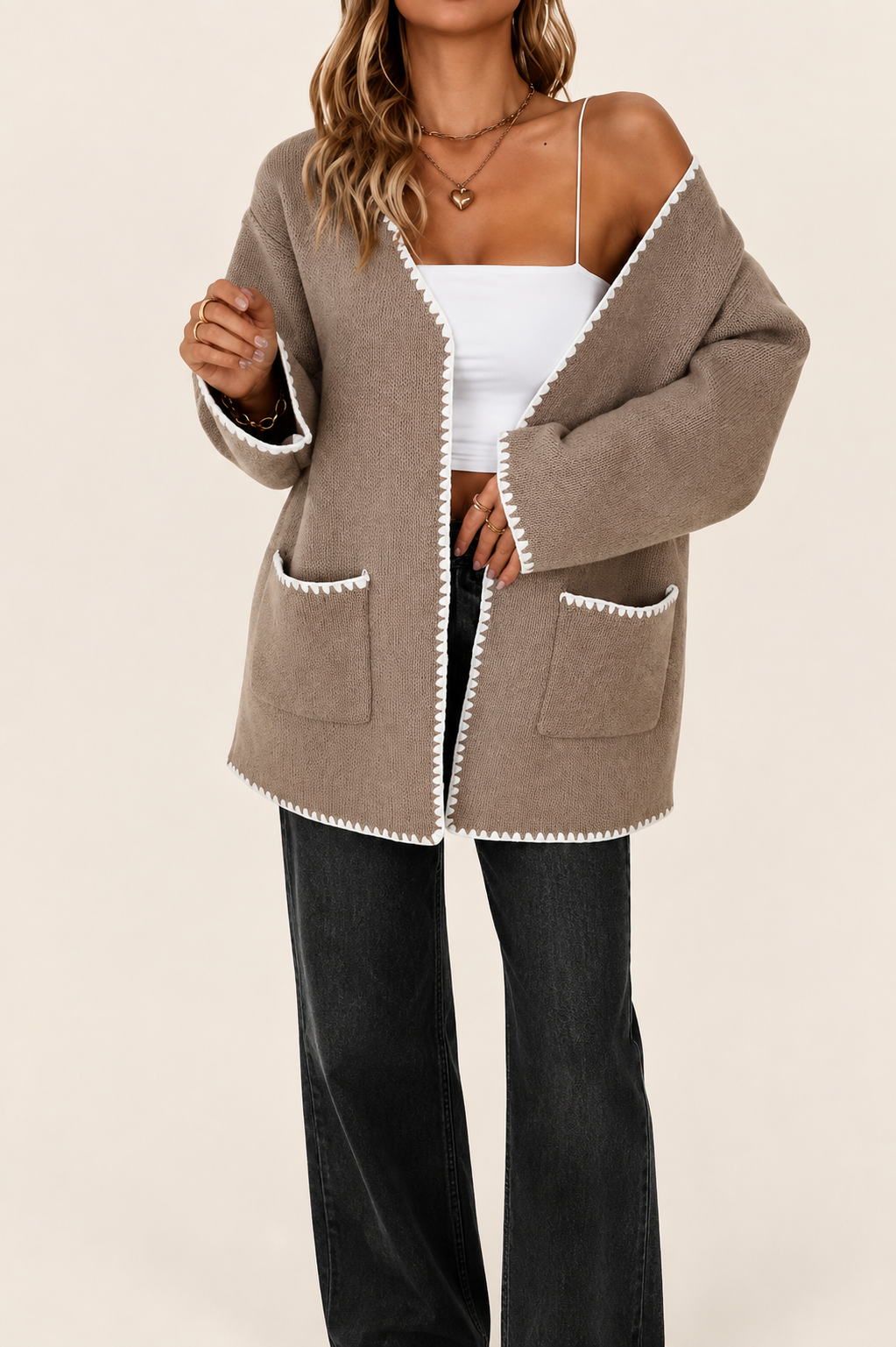 Taupefarbener offener Cardigan mit Taschen auf warmem beigem Hintergrund