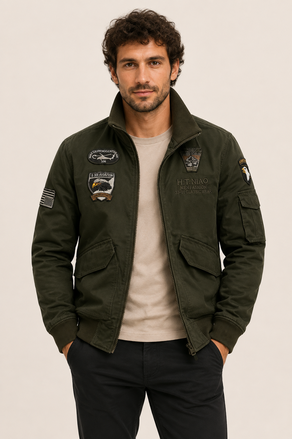 Olivgrüne Militärjacke mit Patches an Mann auf beigem Hintergrund
