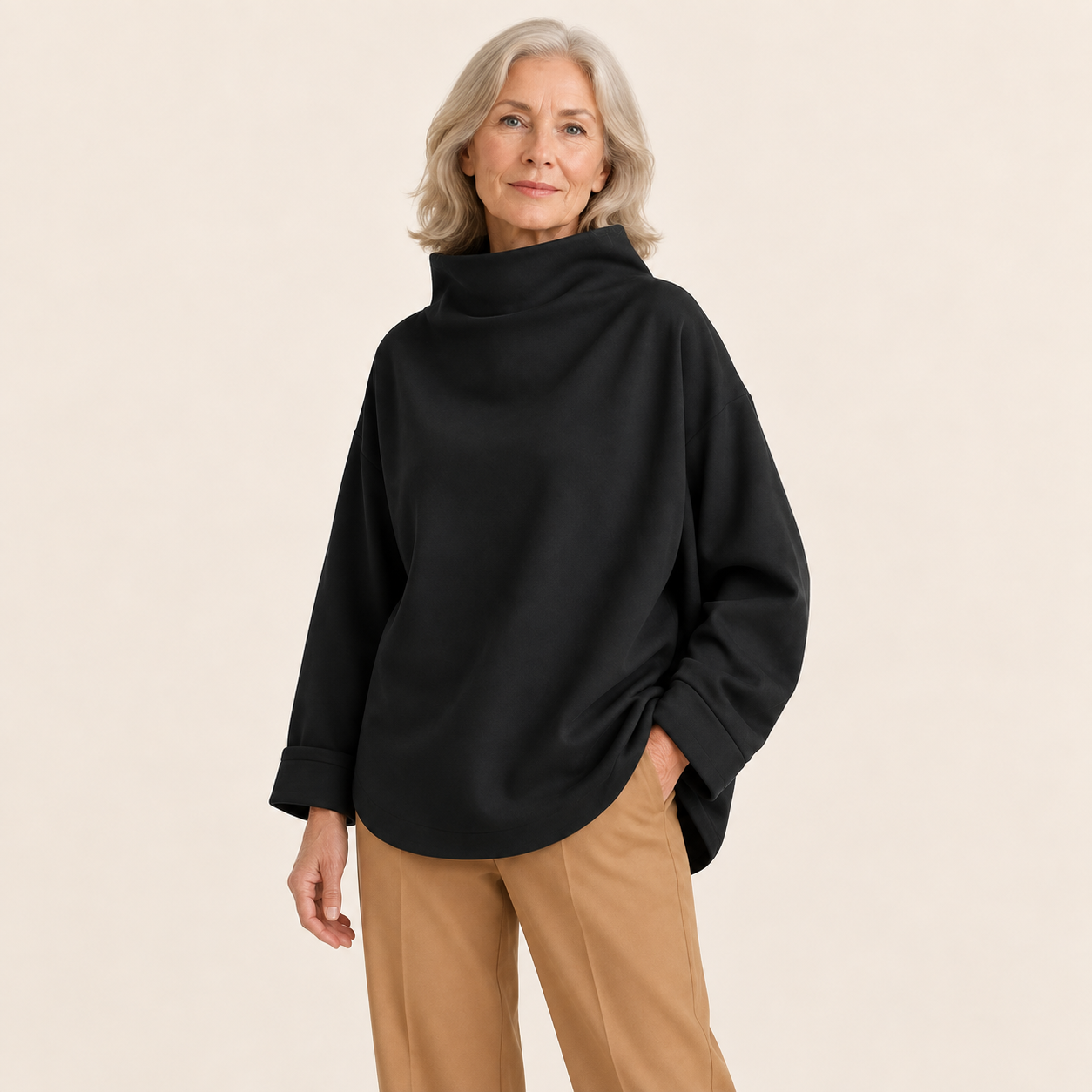 Otilia Rollkragenpullover – Schwarz – Modelpose