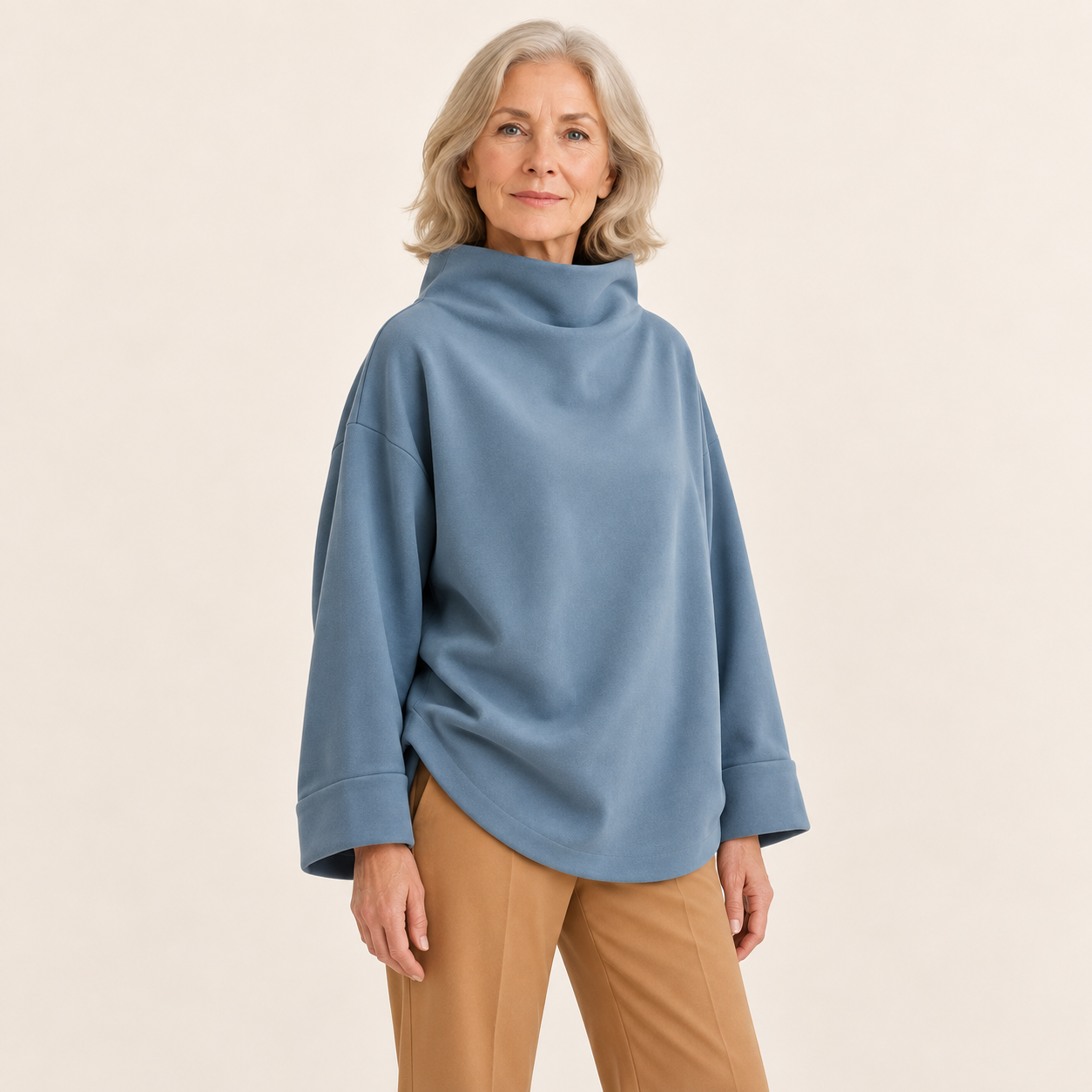 Otilia Rollkragenpullover – Blau – Modelpose