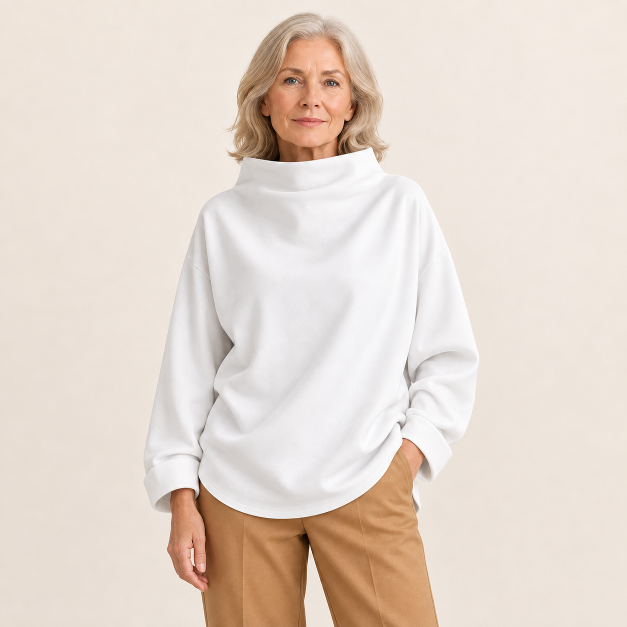 Otilia Rollkragenpullover – Weiß – Modelpose