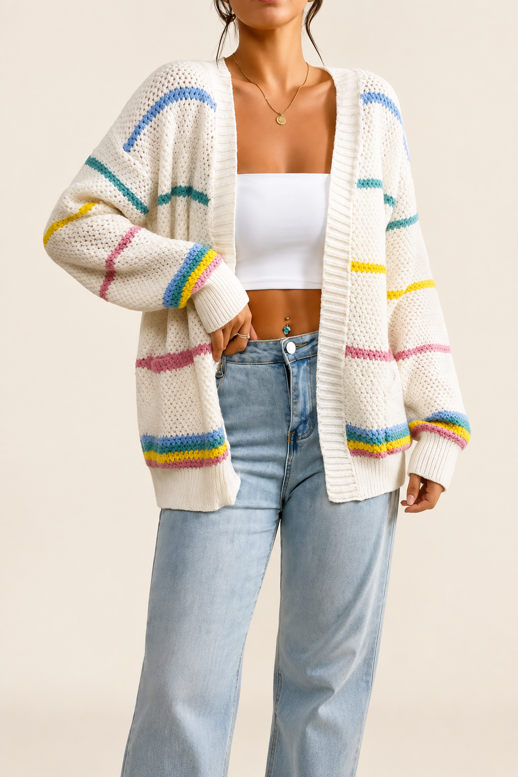 Oversize Strickcardigan mit Pastellstreifen auf warmem beigem Hintergrund