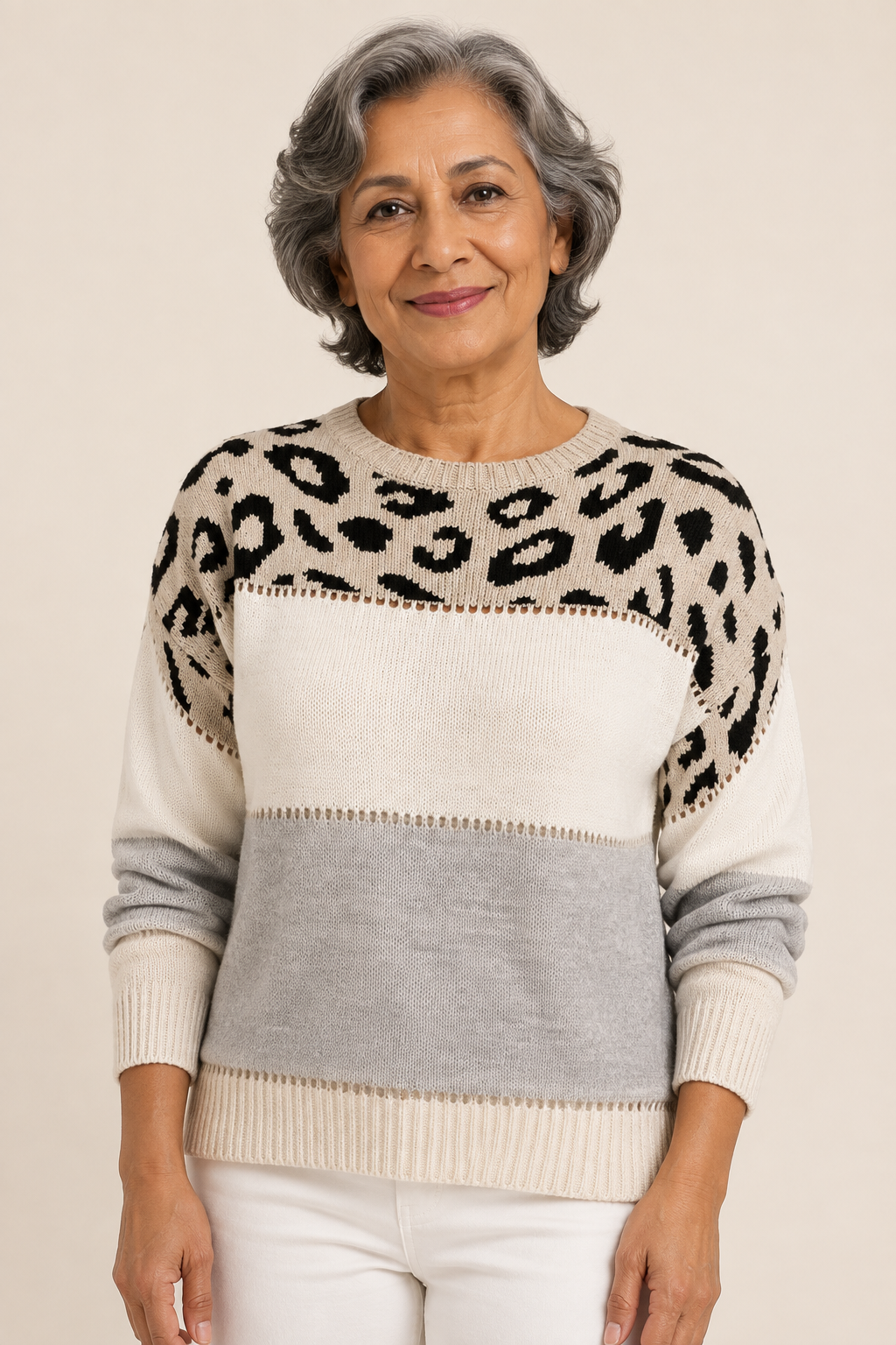 Patricia Pullover mit Leopardenmuster an reifer Frau auf warmem beigem Hintergrund