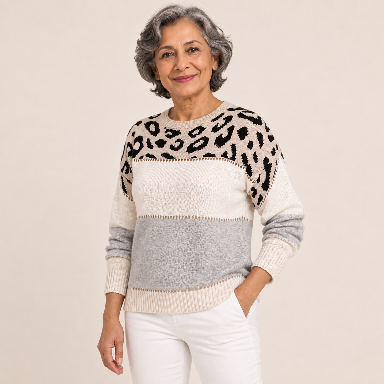 Patricia – Leopullover – Grau – weitere Pose