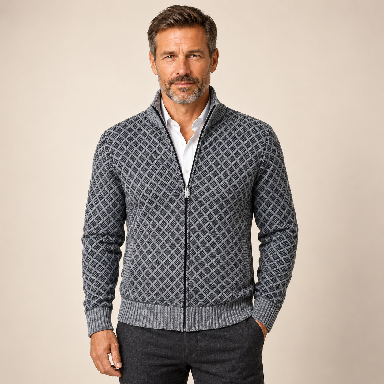 Paul Herren-Strickjacke in Degree mit Rautenmuster, Stehkragen und Reißverschluss am Model
