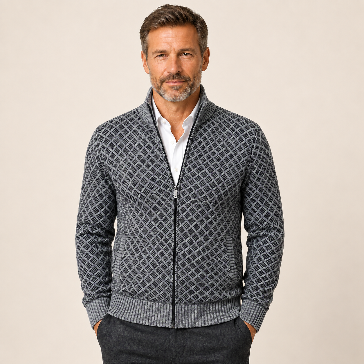 Paul Herren-Strickjacke in Degree mit Rautenmuster und Reißverschluss am Model