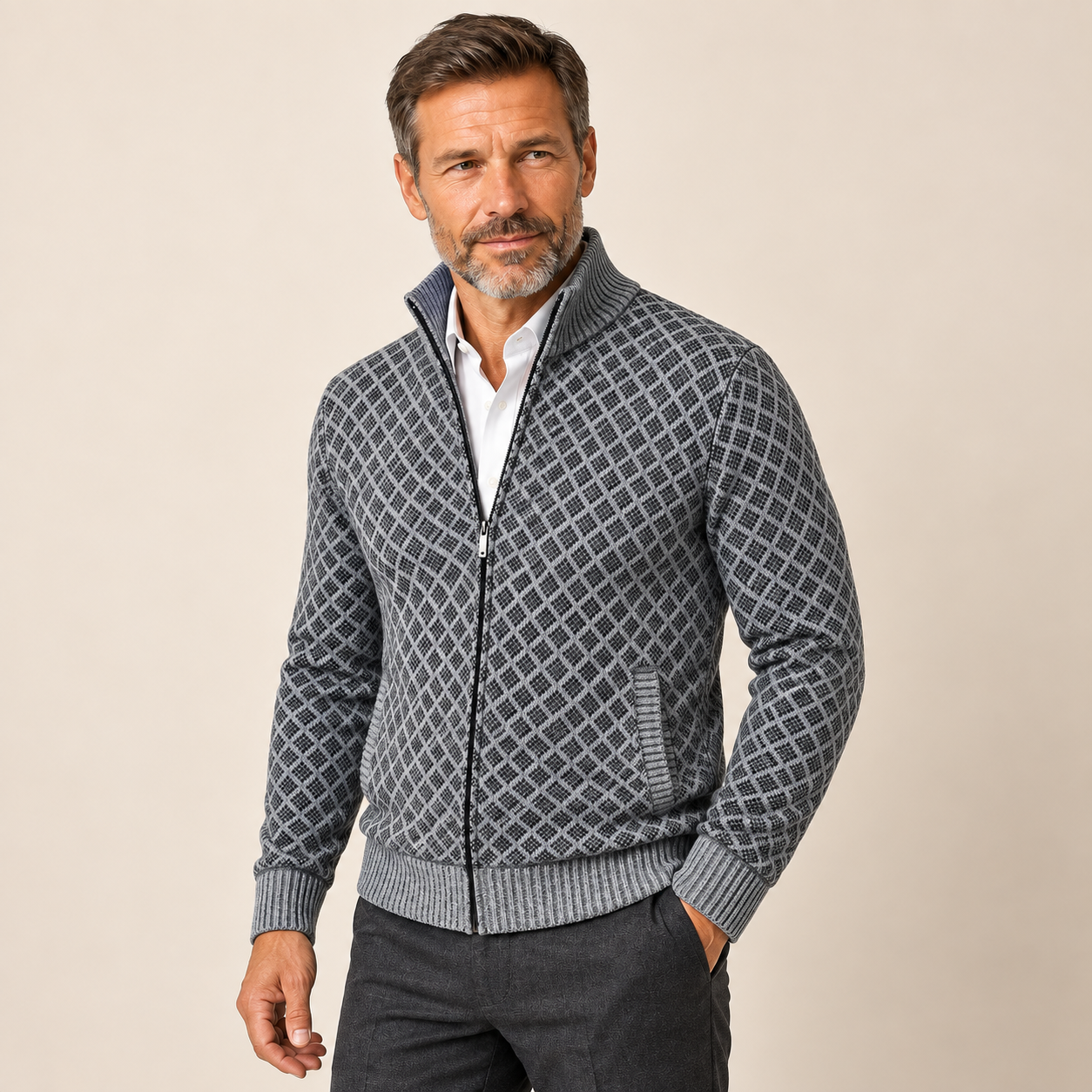 Paul Herren-Strickjacke in Degree mit Rautenmuster, Dreiviertelansicht am Model
