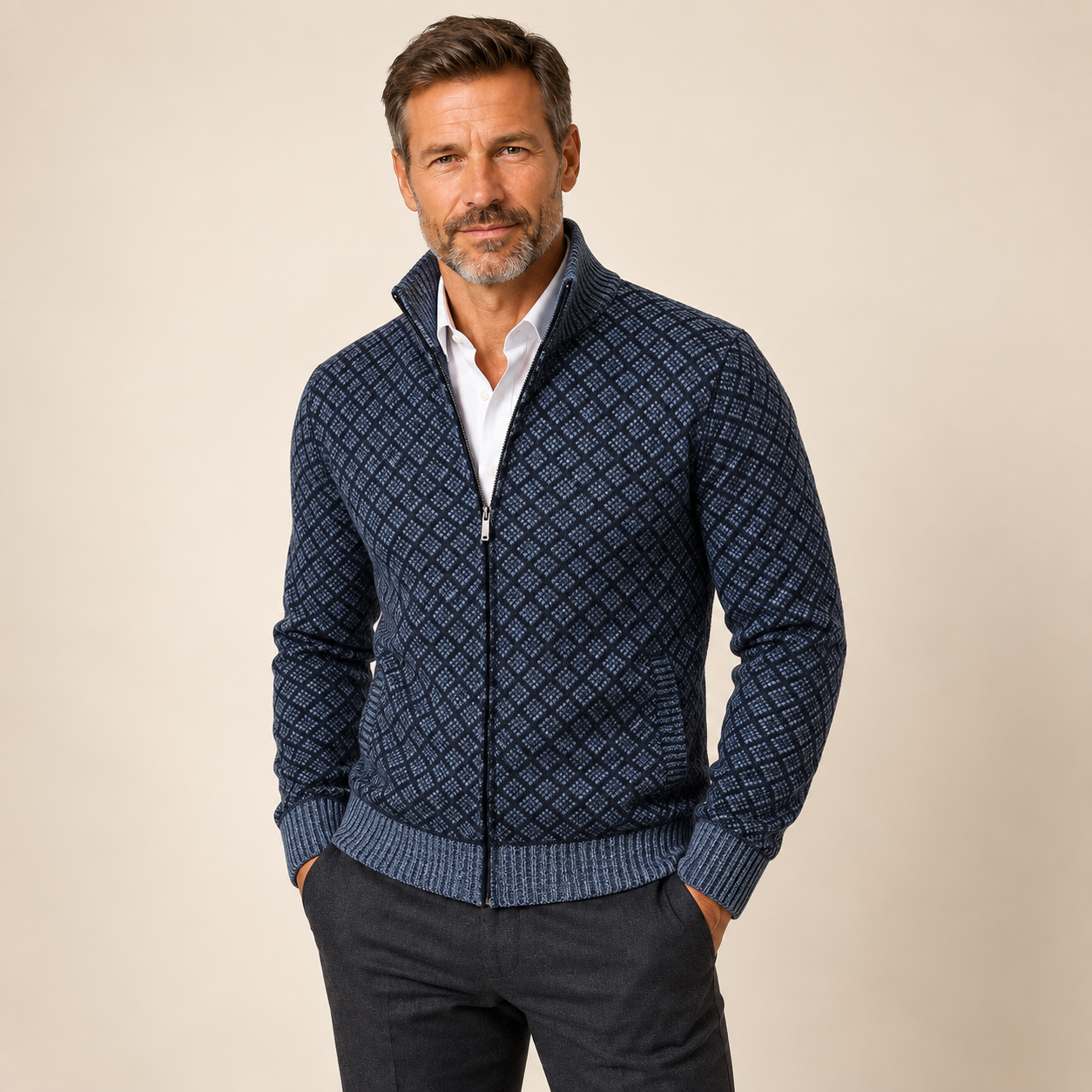 Paul Herren-Strickjacke in Blau mit Rautenmuster und Reißverschluss am Model
