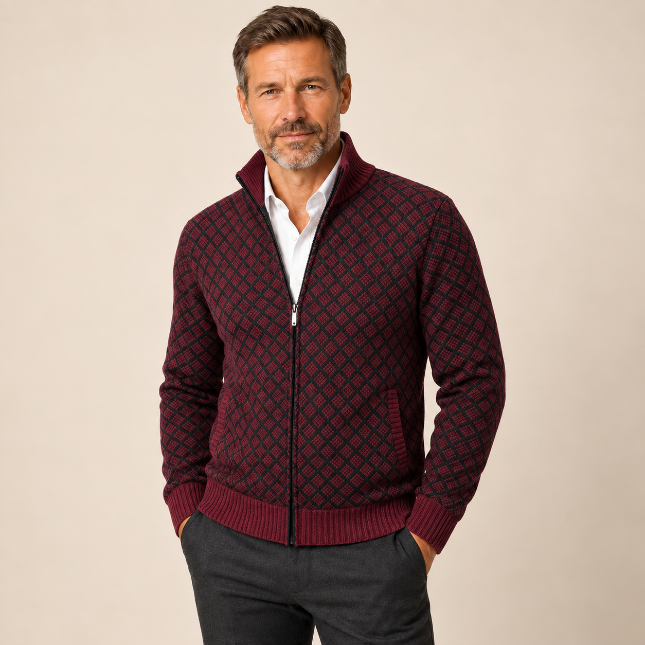 Paul Herren-Strickjacke in Bordeaux mit Rautenmuster und Reißverschluss am Model