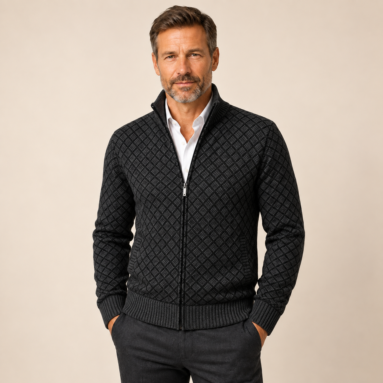 Paul Herren-Strickjacke in Schwarz mit Rautenmuster und Reißverschluss am Model