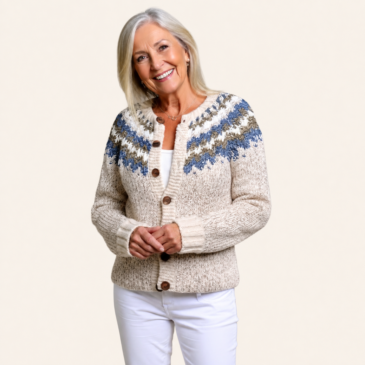 Peyton | Vintage-Icelandic Cardigan – warmbeiger Studiohintergrund