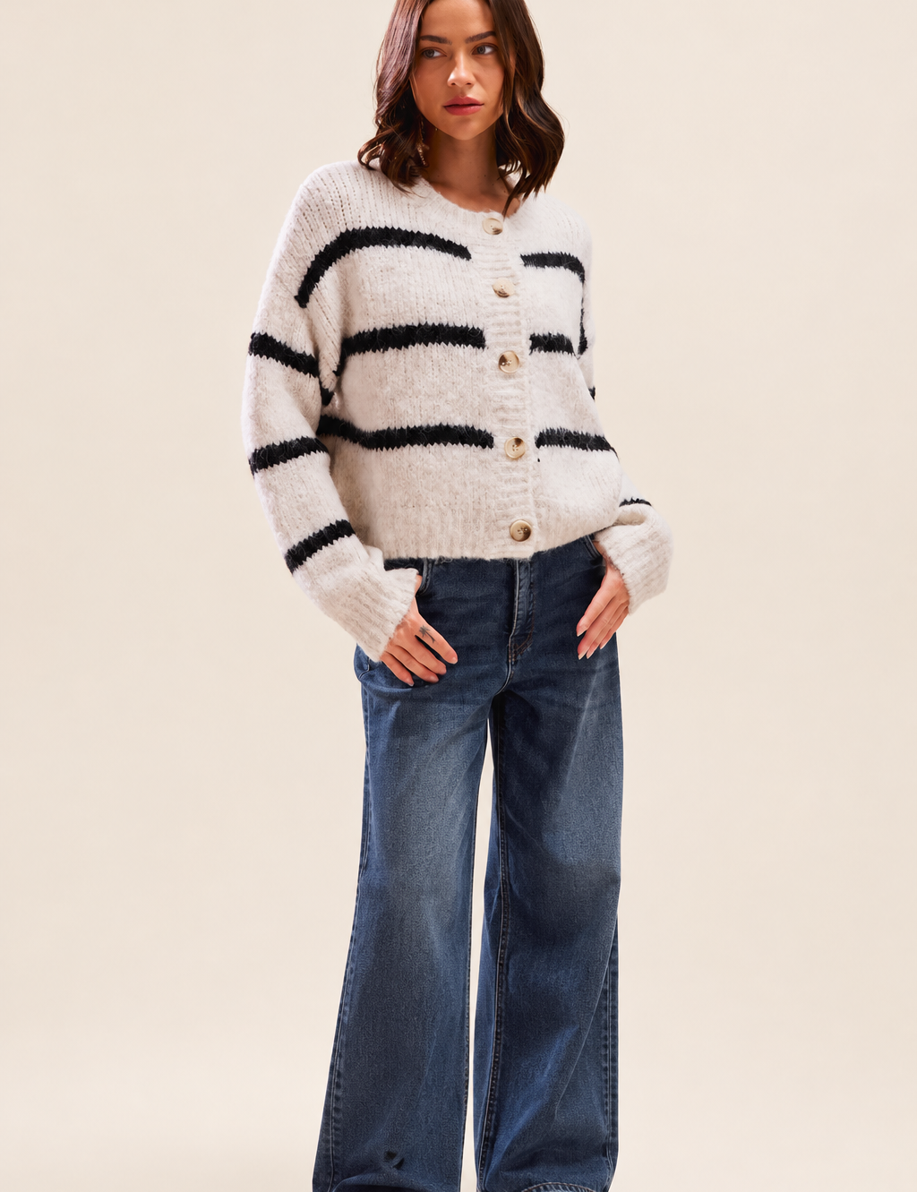 Gestreifte Winter-Strickjacke auf warmem beigem Hintergrund