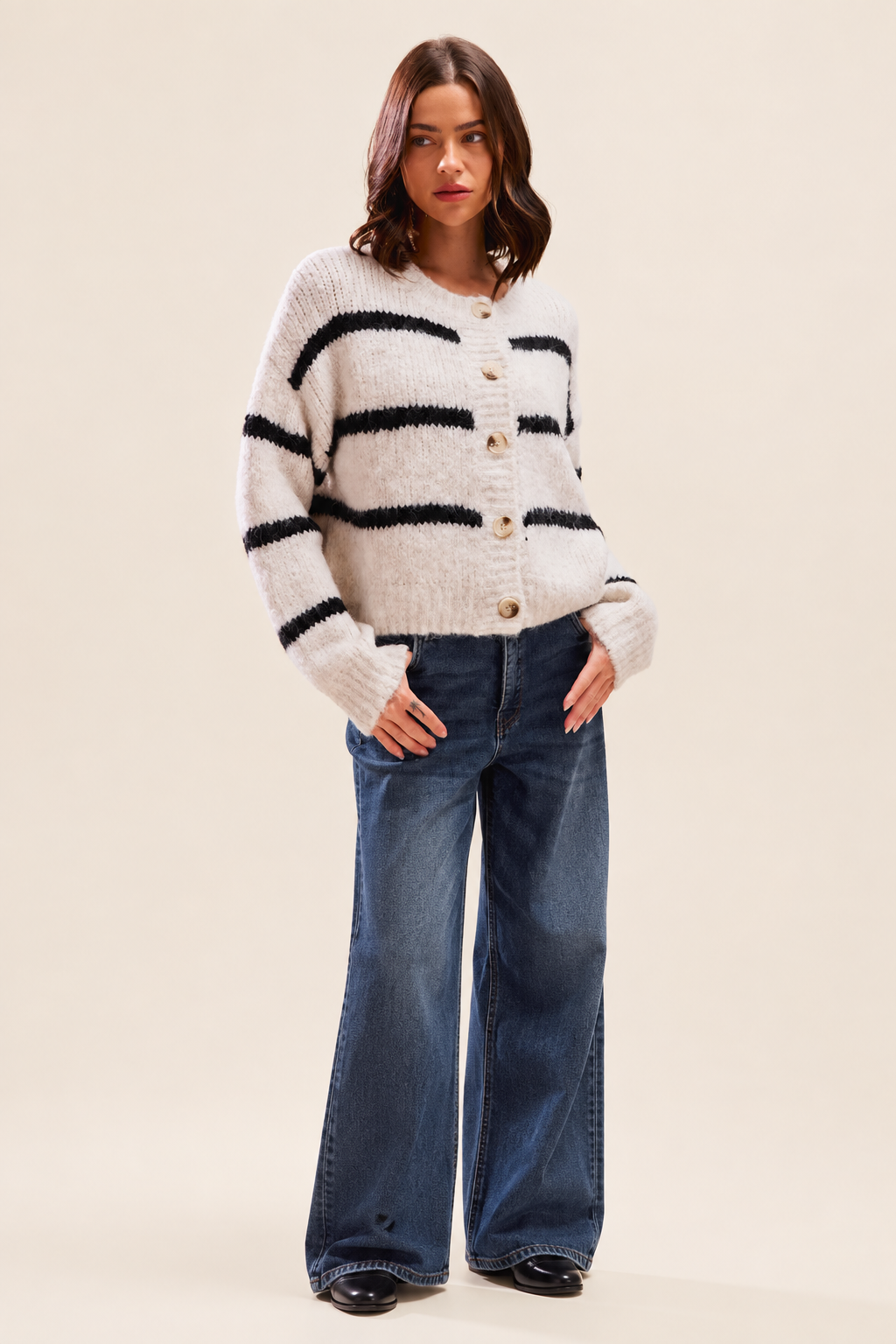 Gestreifte Winter-Strickjacke auf warmem beigem Hintergrund