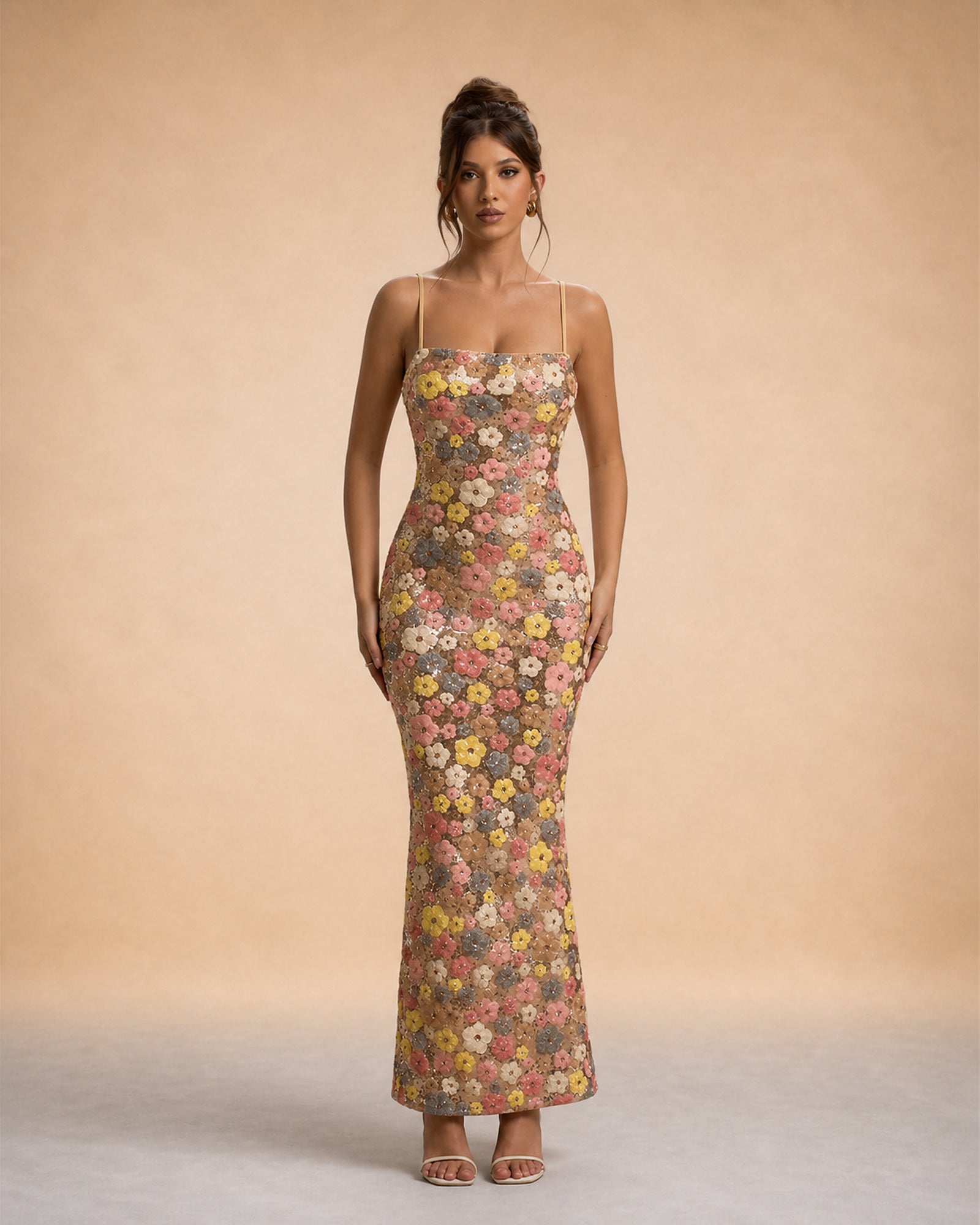 Raluca în rochie maxi cu flori strălucitoare, vedere frontală în studio
