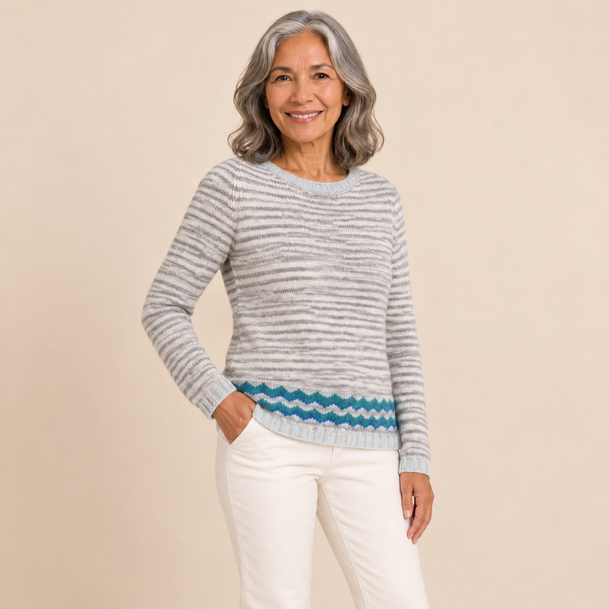 Ramona – Gestreifter Pullover Blau – Weitere Pose