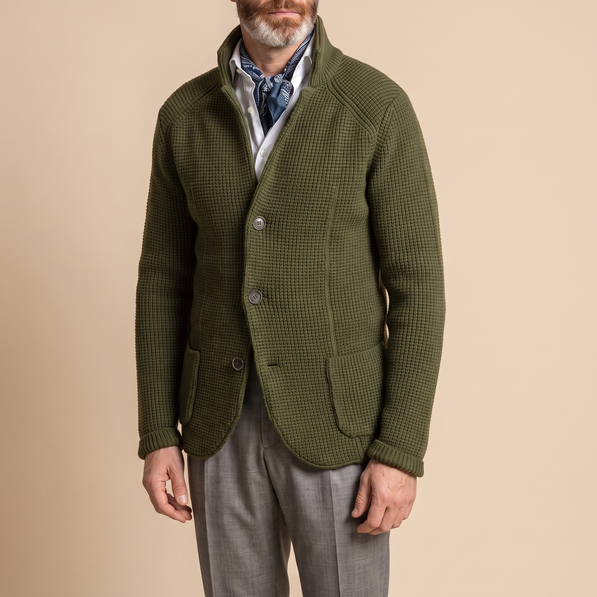 Raphael Cardigan in Grün mit Stehkragen und Knopfleiste, am Model