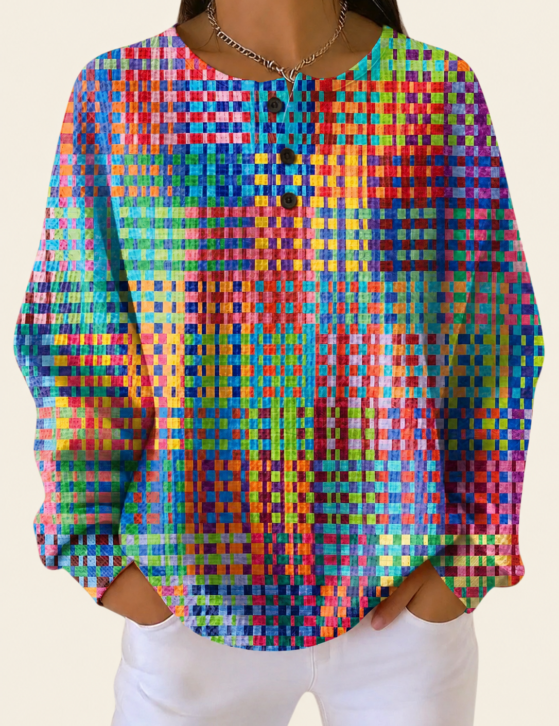Rosa | Pullover mit a bunt Karo Design – warmbeiger Studiohintergrund