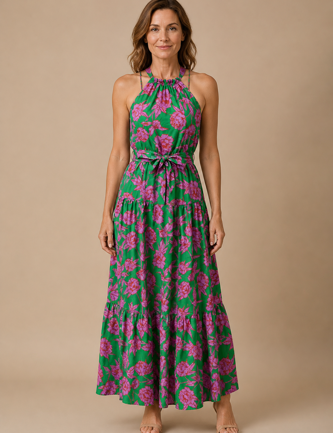 Evelina în rochie verde florală Rowen, vedere frontală pe fundal bej
