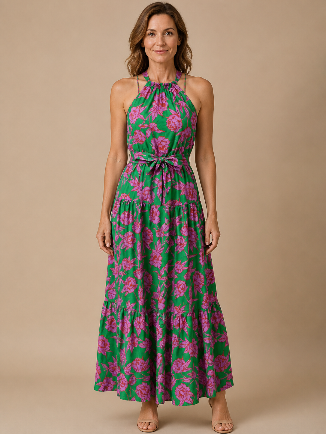 Evelina în rochie verde florală Rowen, vedere frontală pe fundal bej