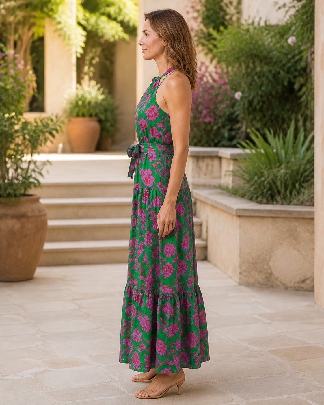 Evelina în rochie verde florală Rowen, vedere din profil în exterior