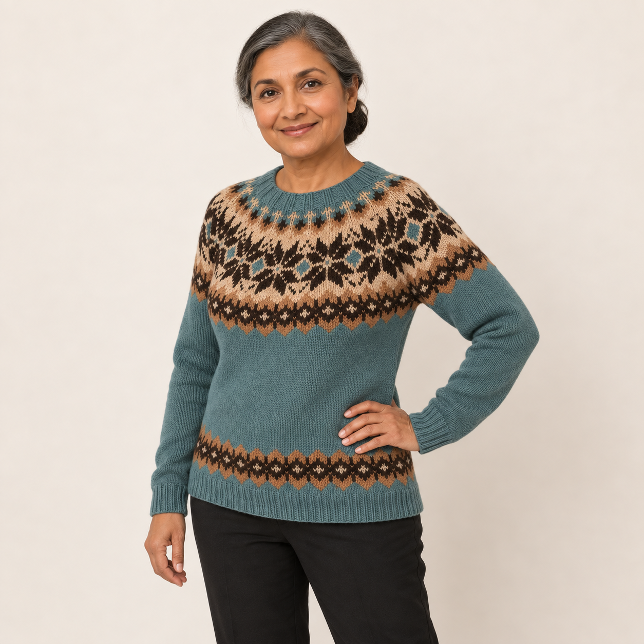 Roxana – Norwegerpullover Petrol – Weitere Pose
