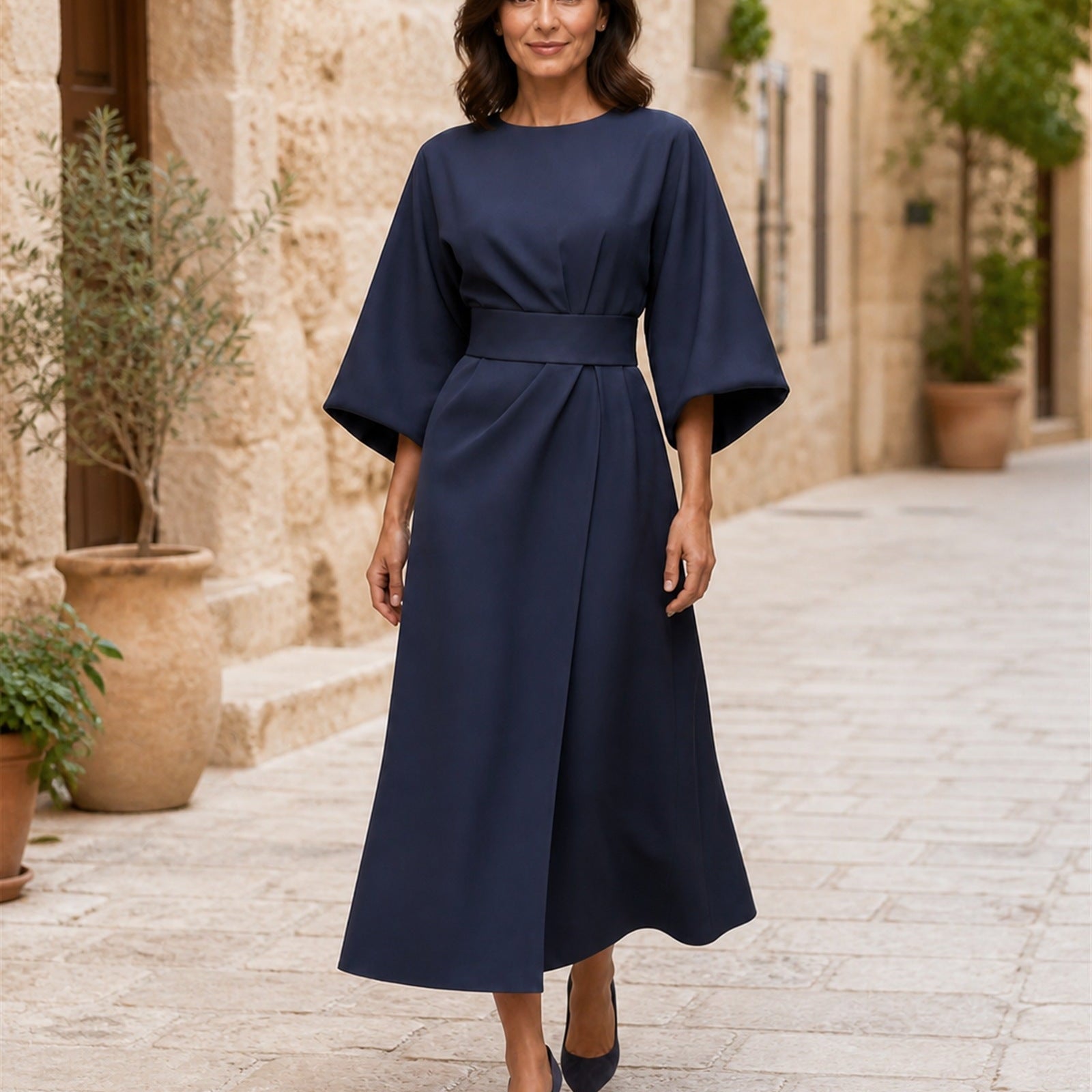 Rochie albastră elegantă, vedere frontală în exterior