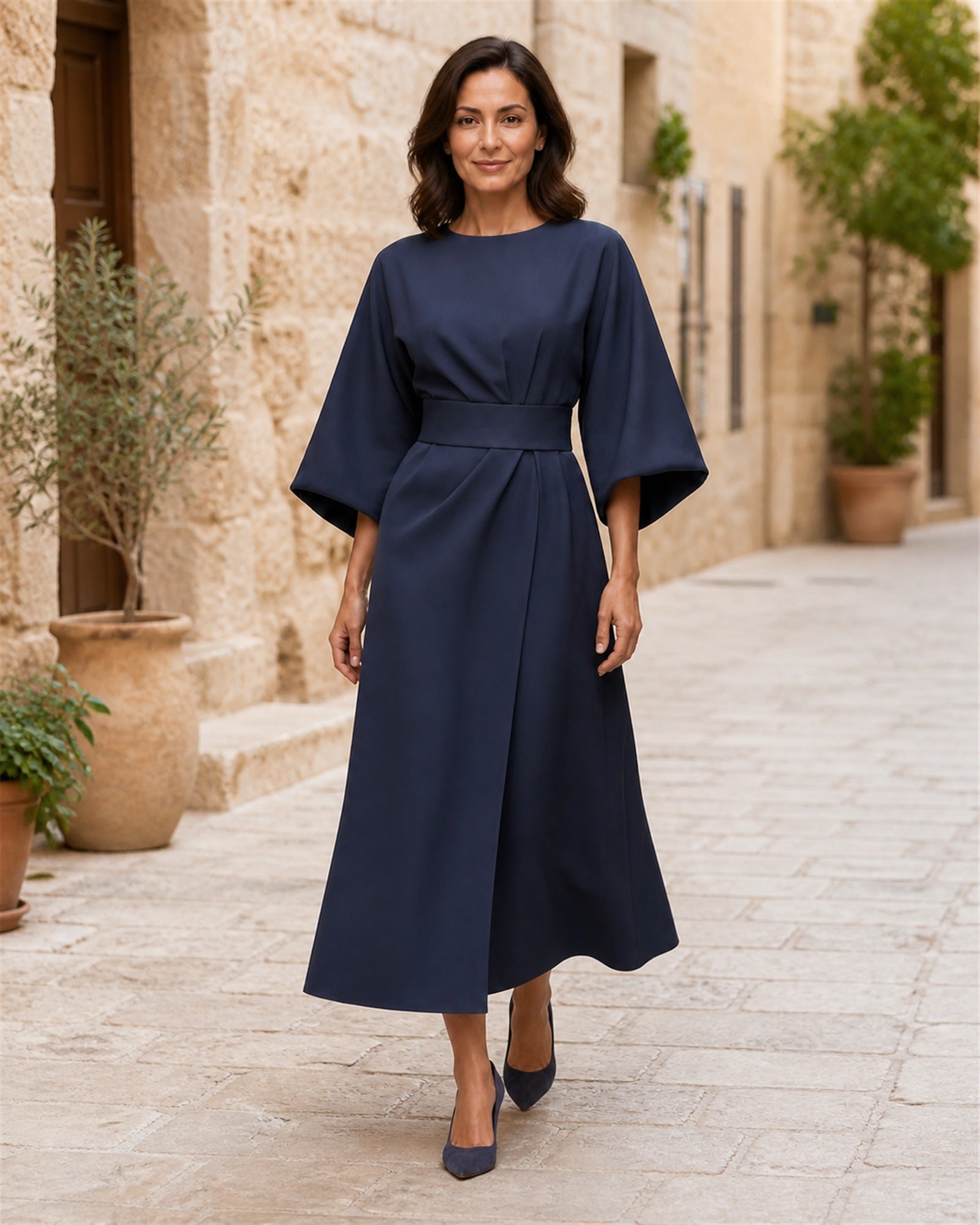 Rochie albastră elegantă, vedere frontală în exterior