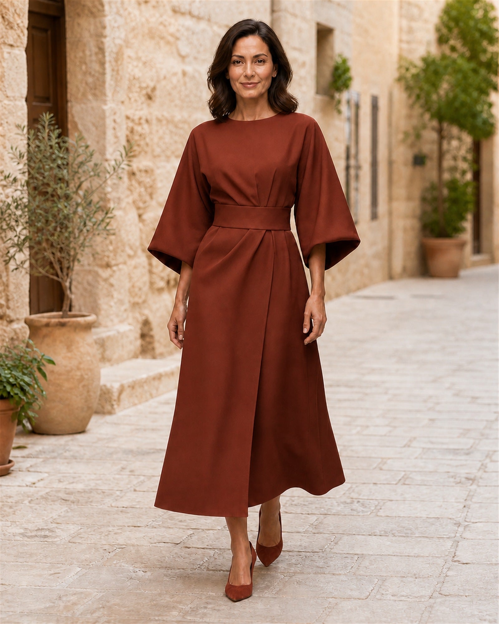Rochie maro elegantă, vedere frontală în exterior