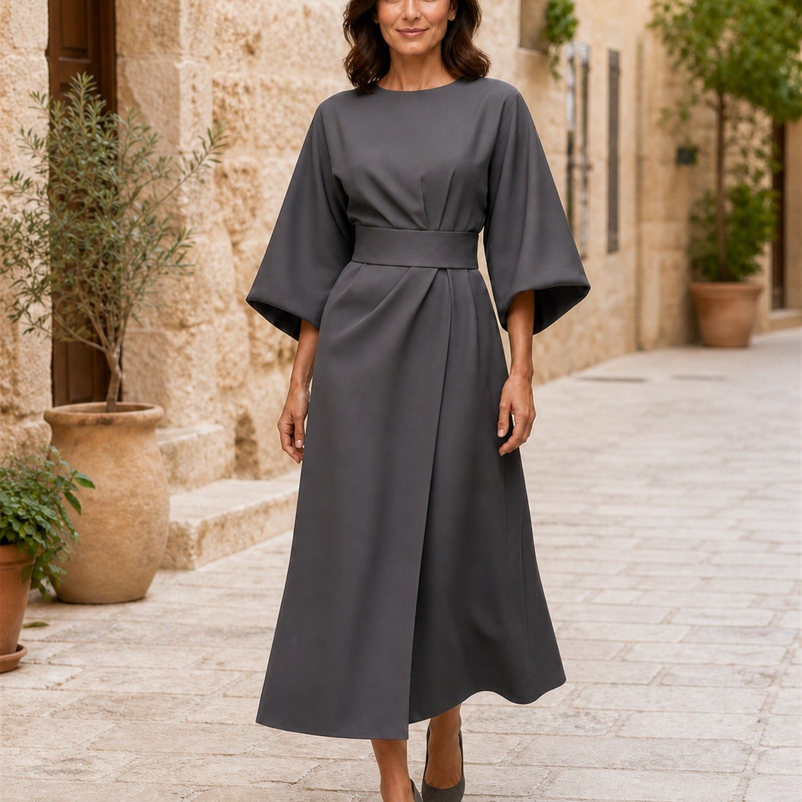Rochie gri elegantă, vedere frontală în exterior