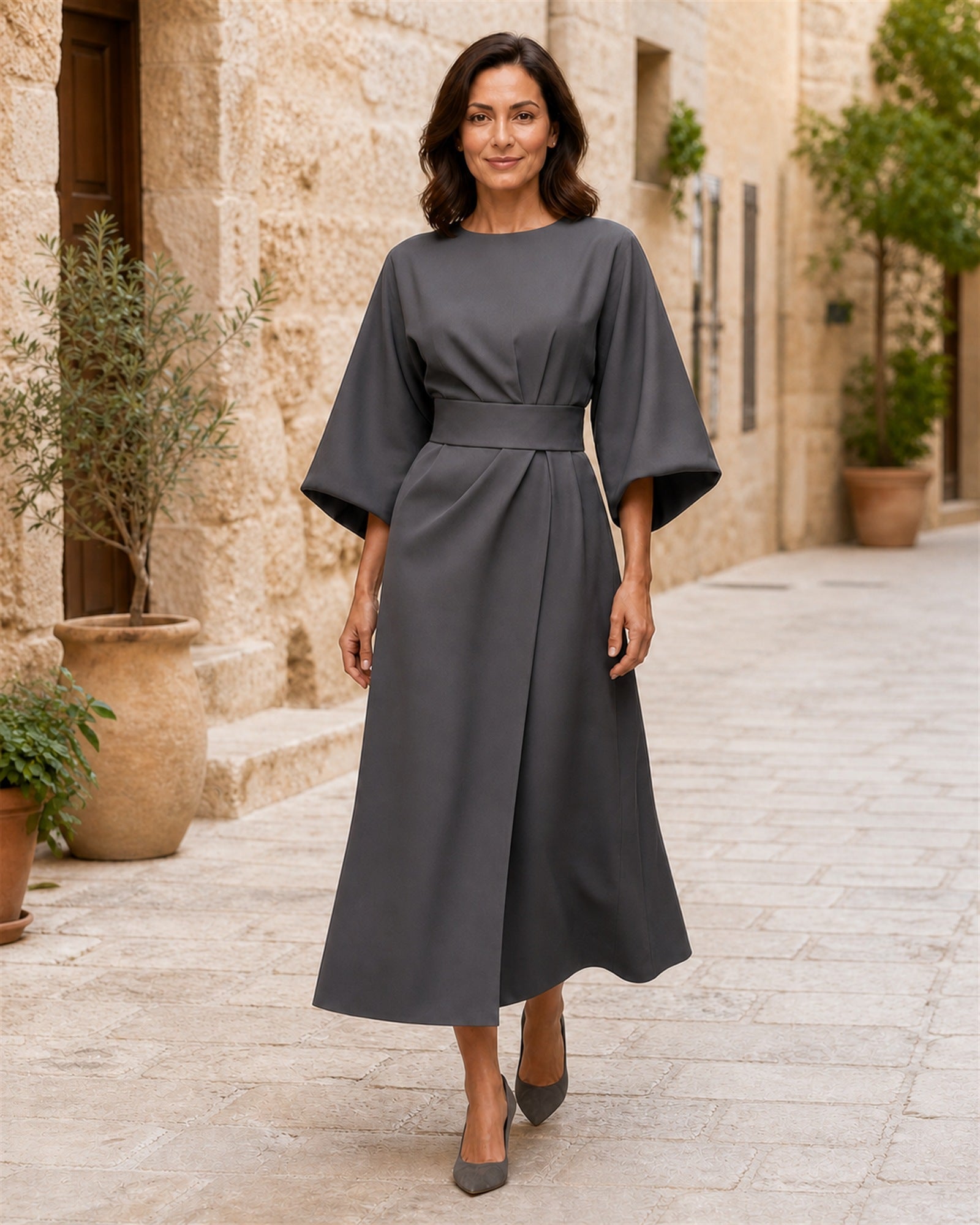Rochie gri elegantă, vedere frontală în exterior