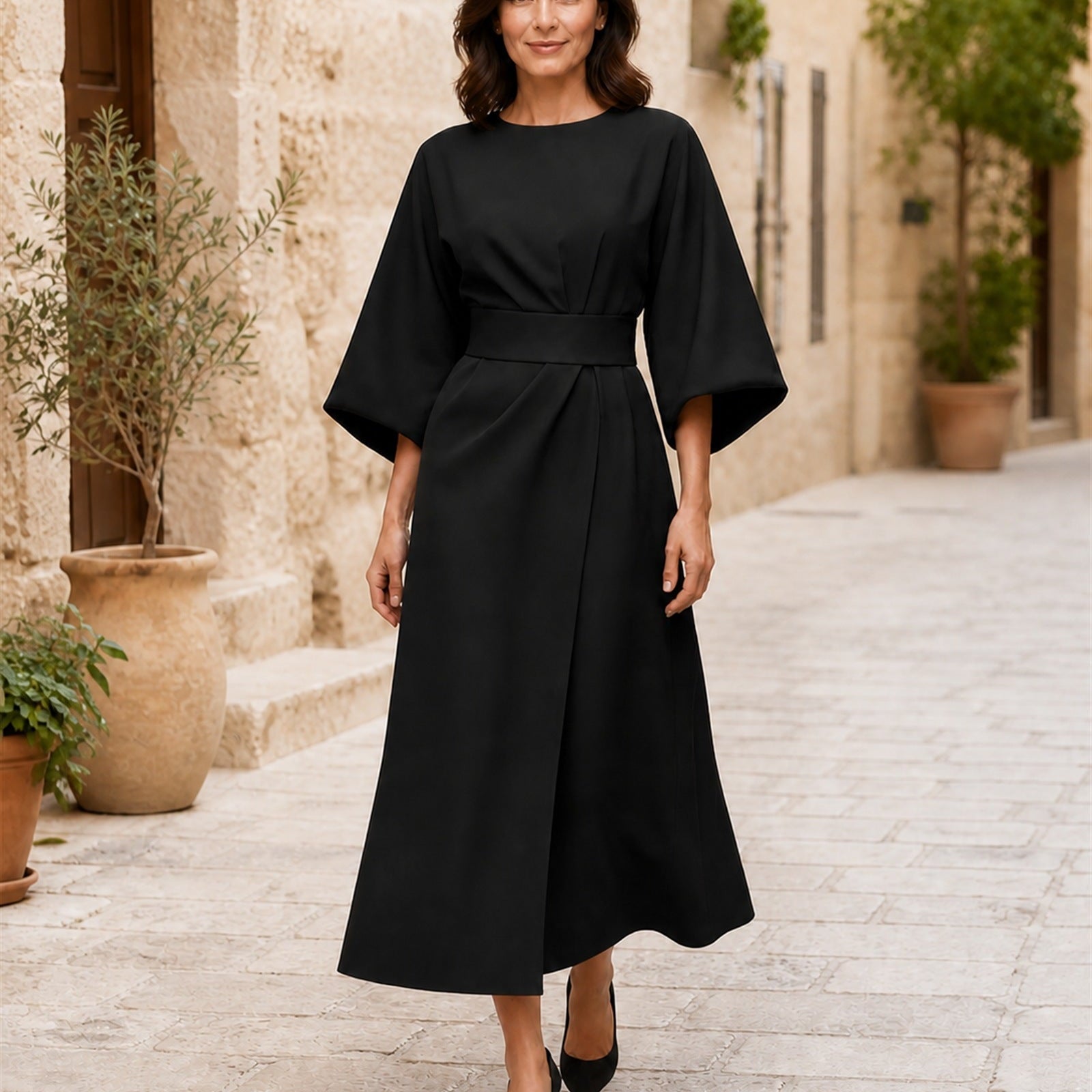 Rochie neagră elegantă, vedere frontală în exterior