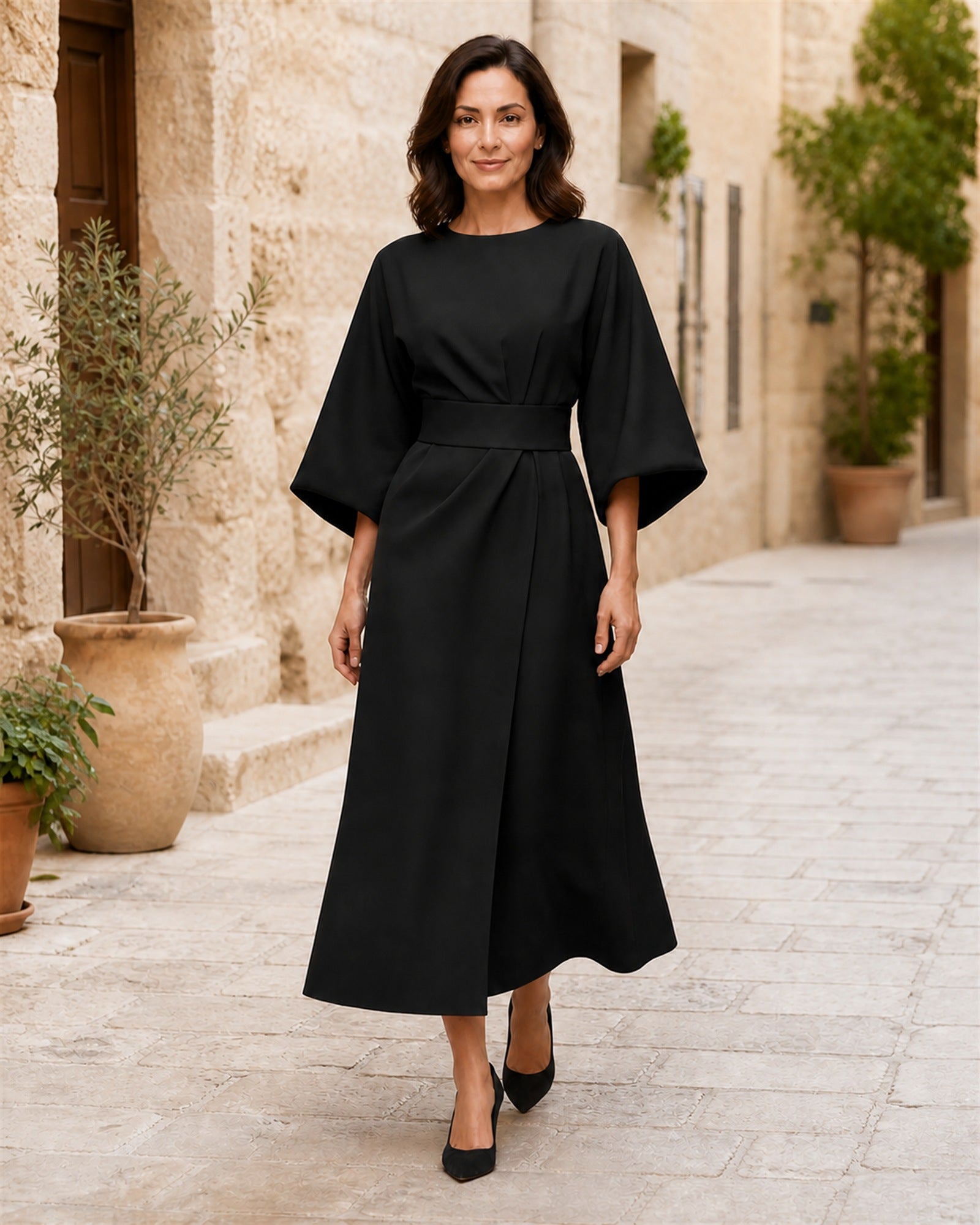 Rochie neagră elegantă, vedere frontală în exterior