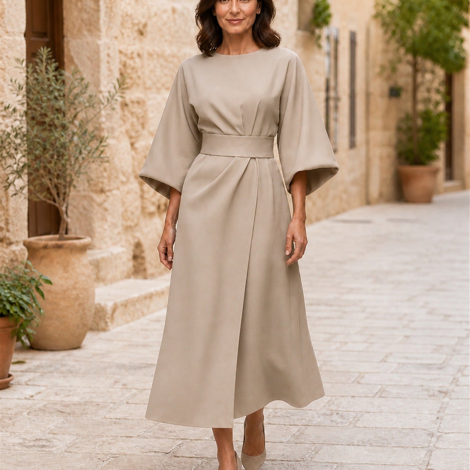 Rochie bej elegantă, vedere frontală în exterior