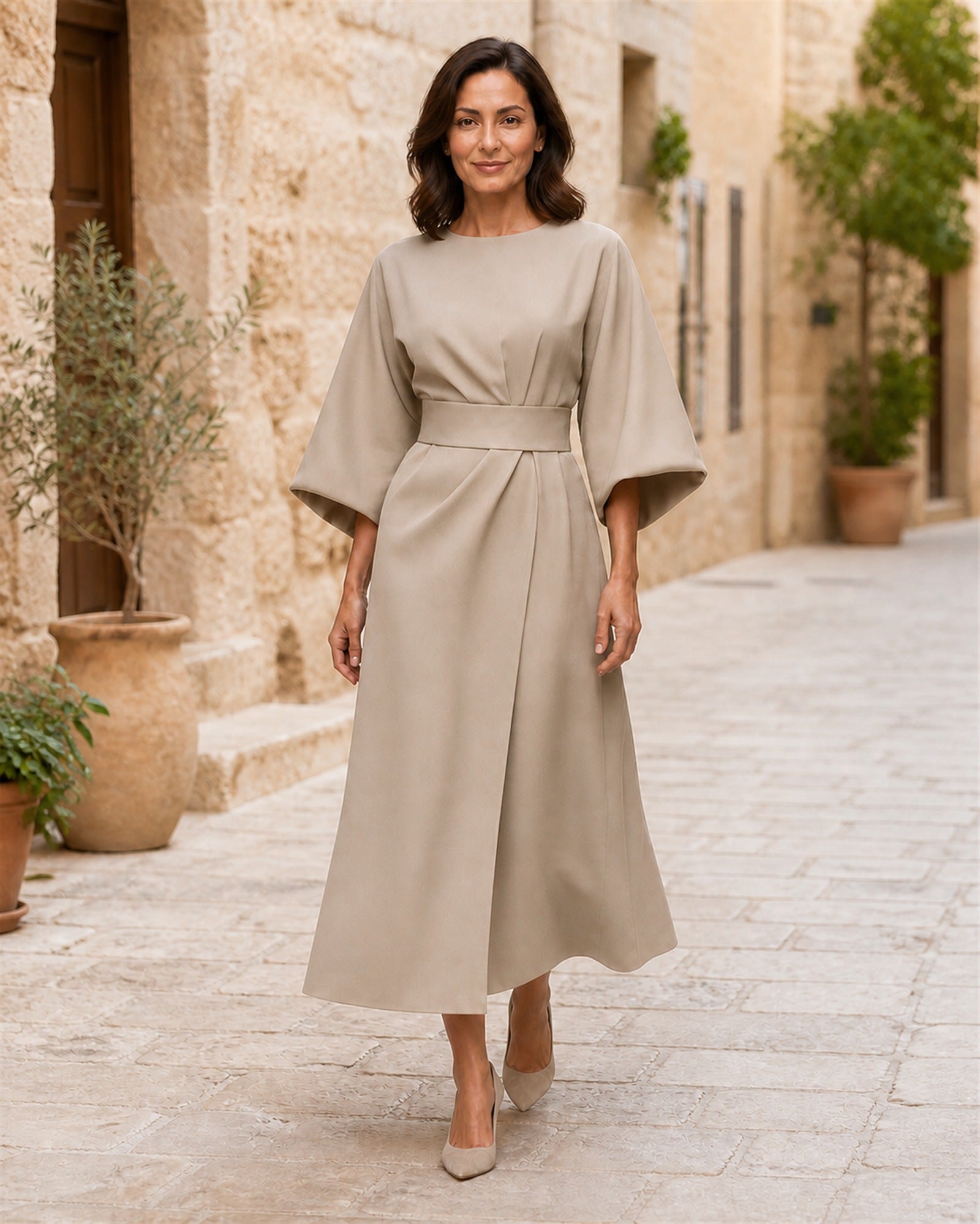 Rochie bej elegantă, vedere frontală în exterior