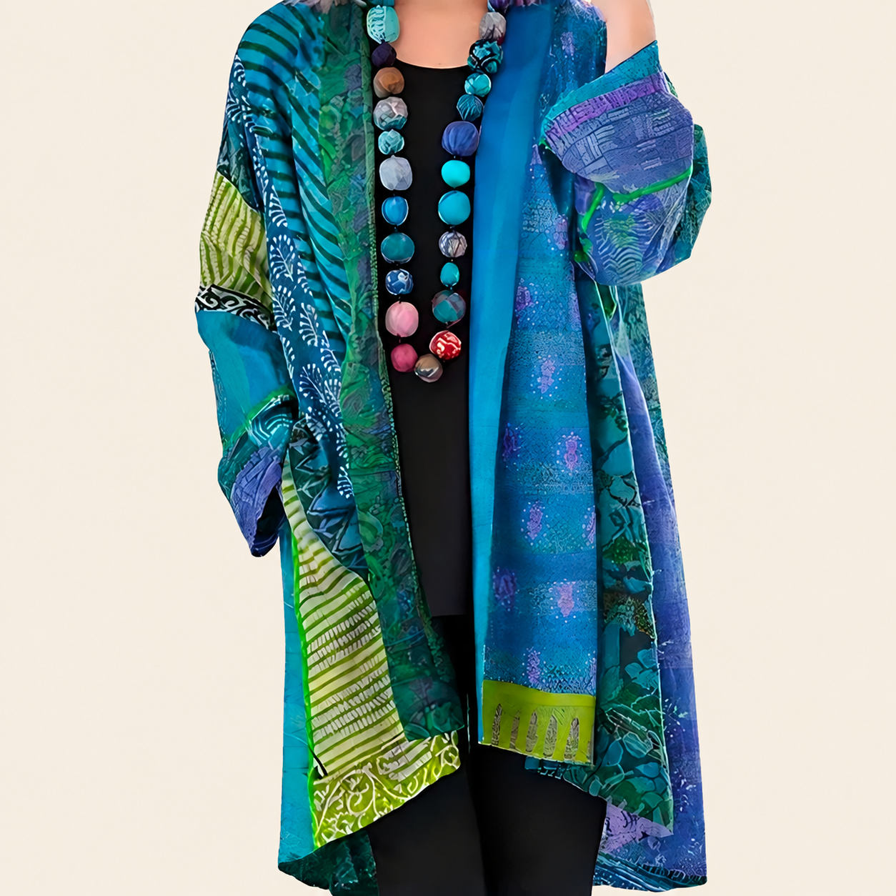 Sarah | Chic Strickcardigan – warmbeiger Studiohintergrund