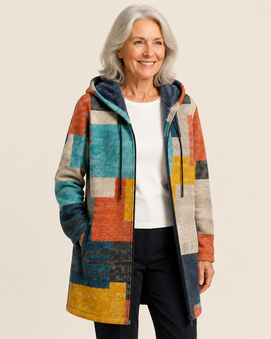 Savanna | Luxus kunstinspiriert Cardigan – warmbeiger Studiohintergrund